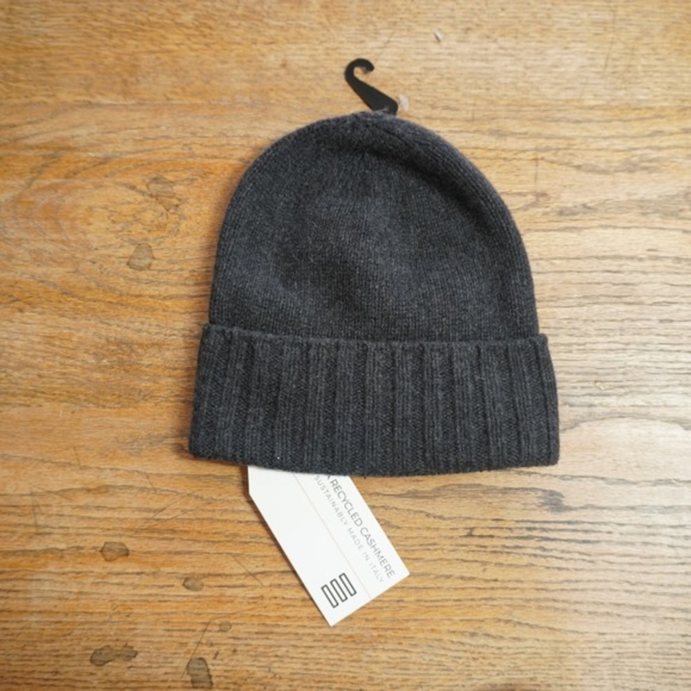 Tesma Recycled Cashmere Beanie Hat Charcoal Grey Knit Made in Italy NWT‎